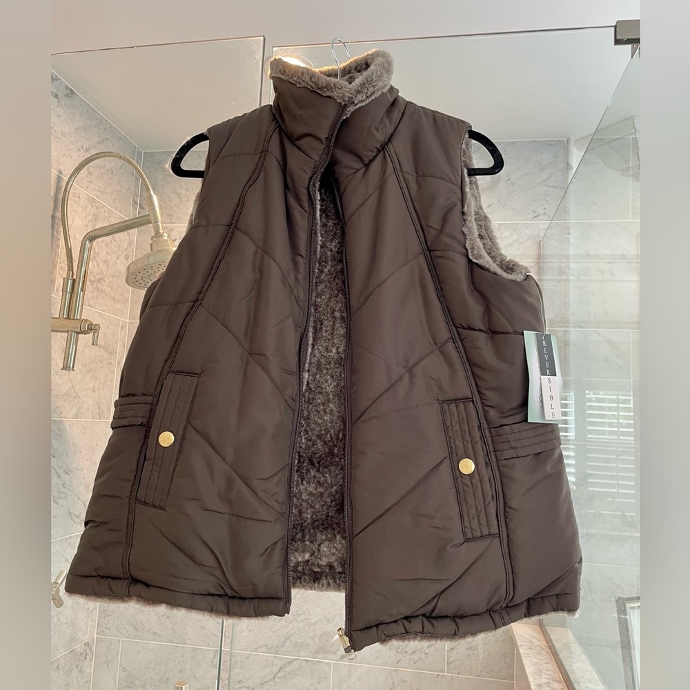 NWT REVERSIBLE vest with faux fur